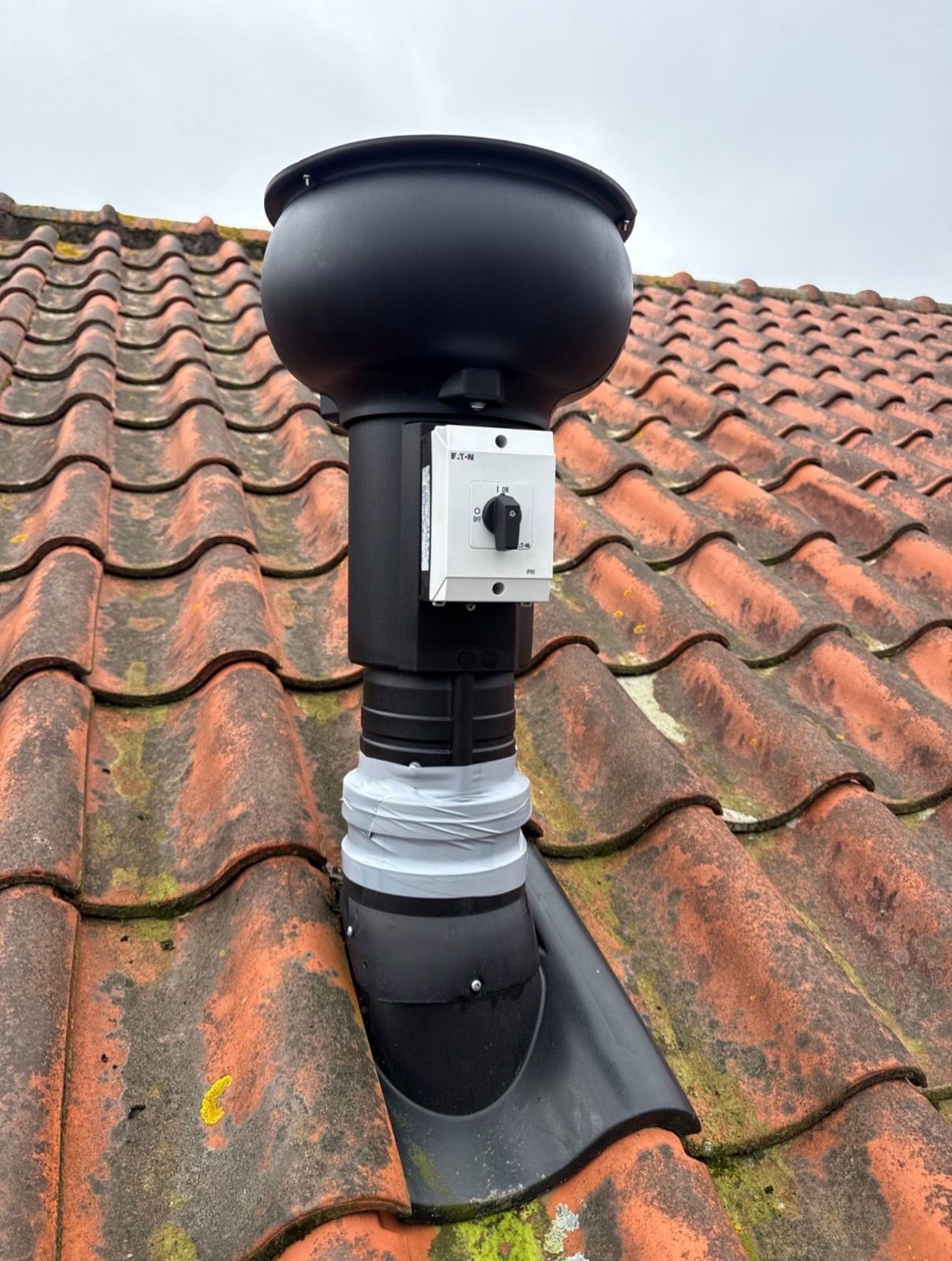 Dakdoorvoer met werkschakelaar van een ventilatiesysteem