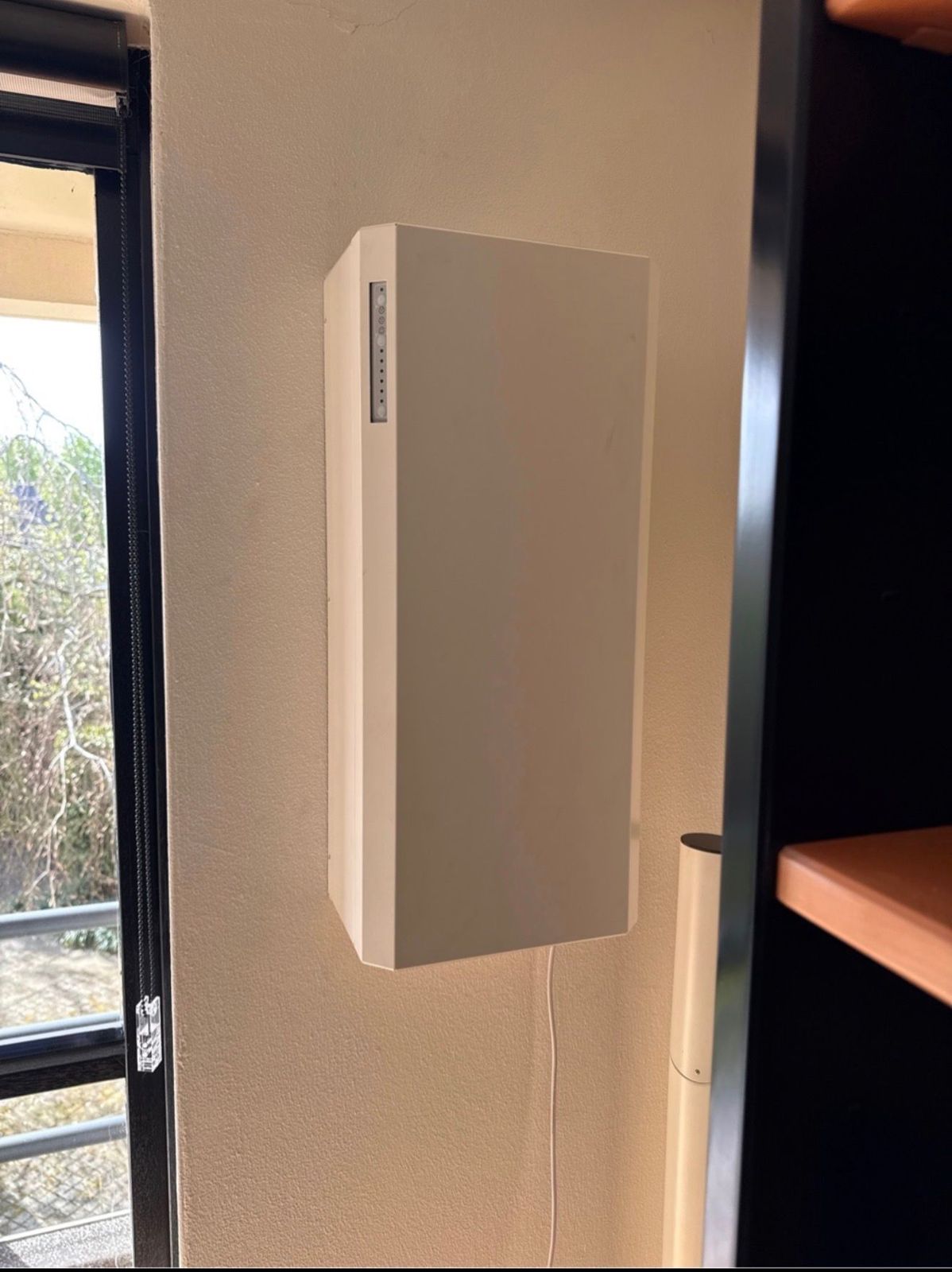 Decentrale WTW-unit aan de binnenmuur van een kamer