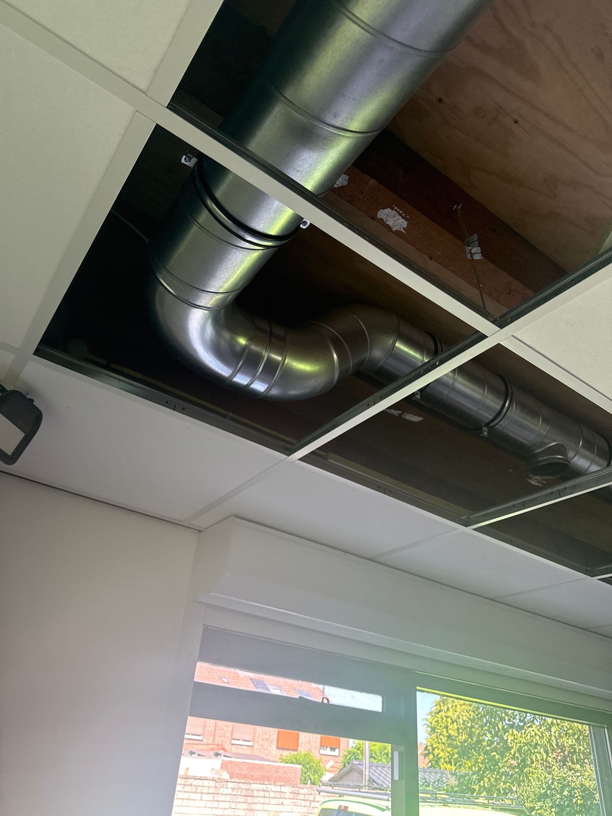 Ventilatiekanalen boven een open systeemplafond
